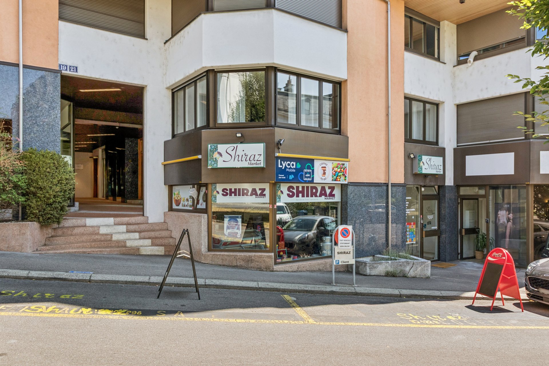 Local commercial + appartement PPE rénové, loués à un locataire unique jusqu'en 2028/2030