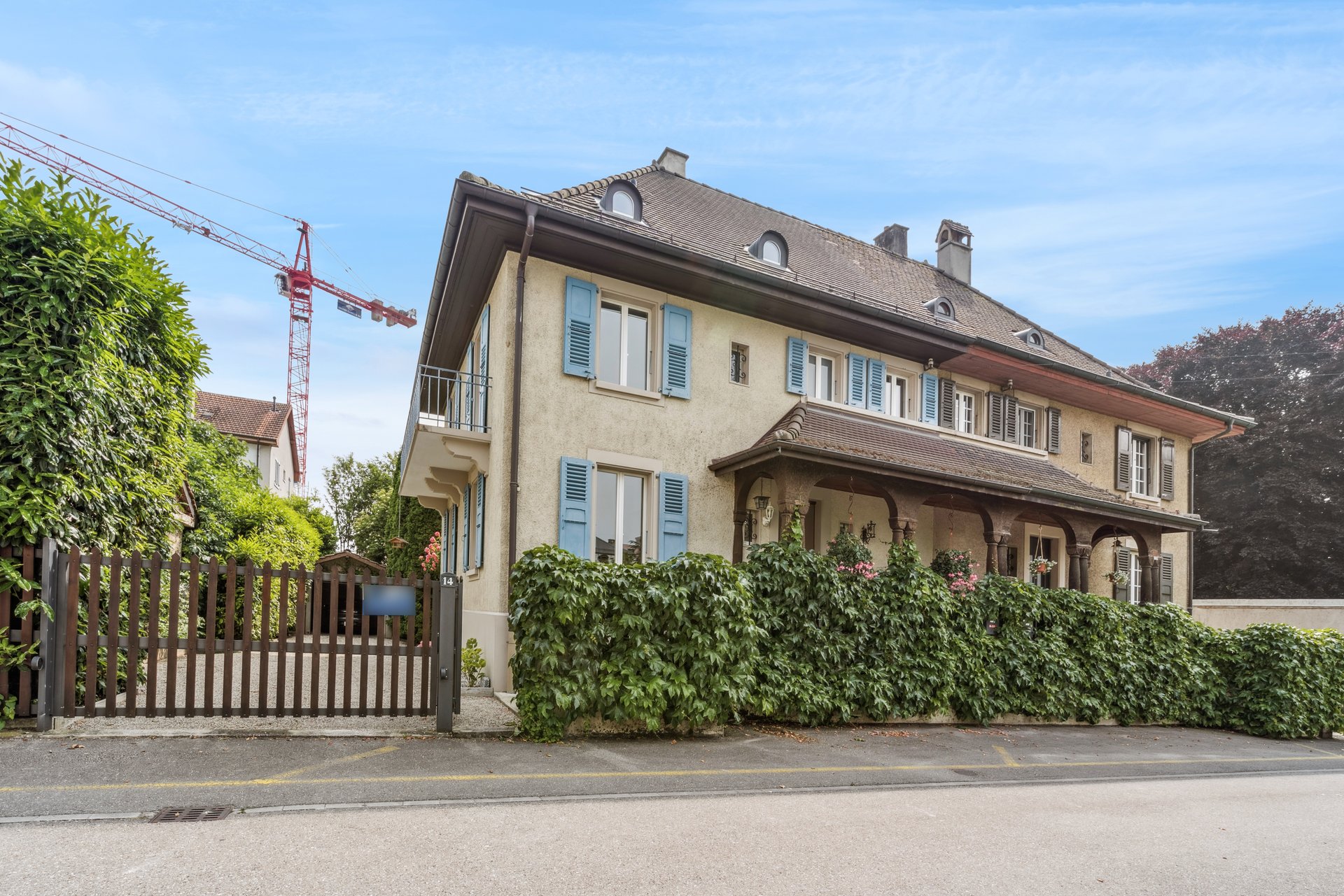Maison de maître rénovée de 6.5 pièces — jardin intimiste de 284 m² au cœur d'Yverdon-les-Bains.